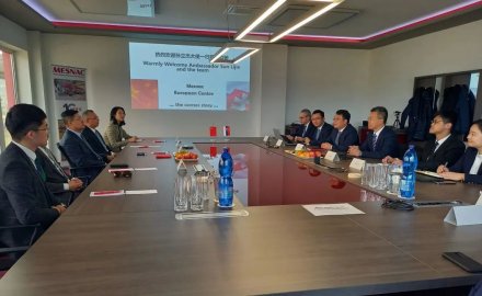 孙立杰一行到u体育欧洲研发中心考察调研