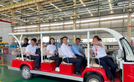 青岛市委常委、副市长王波一行到u体育考察调研